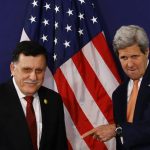 Le Premier ministre libyen Fayez El-Sarraj avec le secrétaire d'Etat américain John Kerry. D. R.